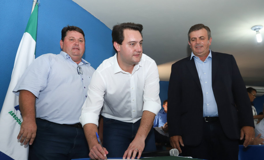 Na solenidade, o governador e o secretário de Desenvolvimento Urbano, João Carlos Ortega, assinaram a autorização para duas licitações. Para Wenceslau Braz, serão repassados R$ 294 mil para aquisição de um caminhão de coleta de lixo. - Pinhalão 22/02/2019 - Foto: Rodrigo Félix Leal/ANPr