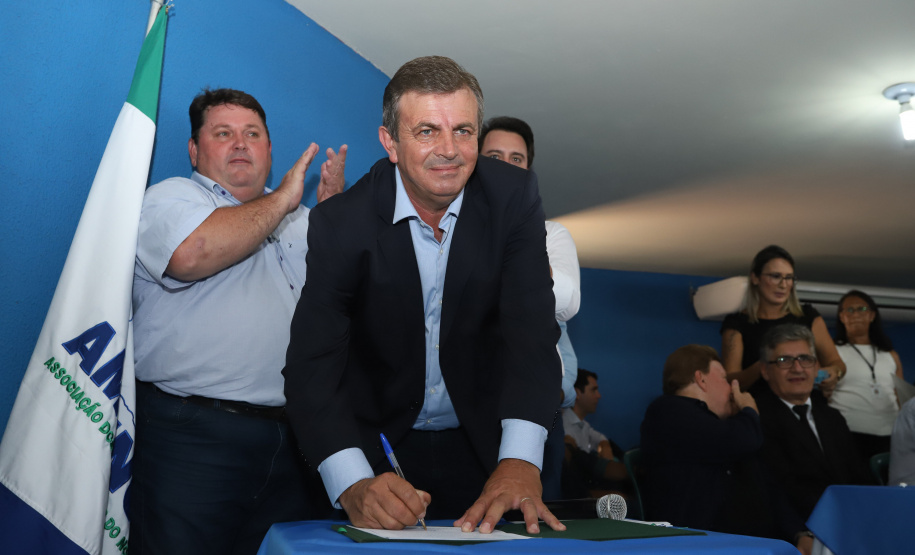 Na solenidade, o governador e o secretário de Desenvolvimento Urbano, João Carlos Ortega, assinaram a autorização para duas licitações. Para Wenceslau Braz, serão repassados R$ 294 mil para aquisição de um caminhão de coleta de lixo. - Pinhalão 22/02/2019 - Foto: Rodrigo Félix Leal/ANPr