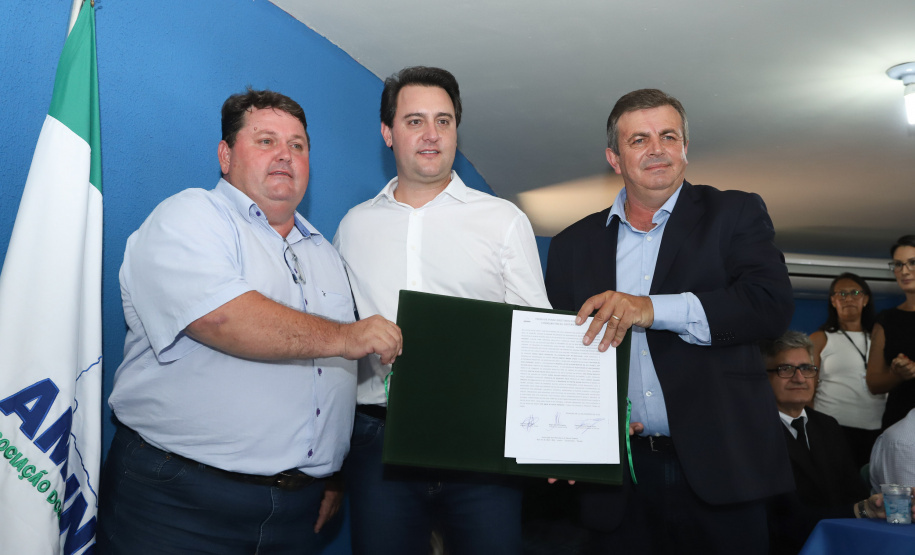 Na solenidade, o governador e o secretário de Desenvolvimento Urbano, João Carlos Ortega, assinaram a autorização para duas licitações. Para Wenceslau Braz, serão repassados R$ 294 mil para aquisição de um caminhão de coleta de lixo. - Pinhalão 22/02/2019 - Foto: Rodrigo Félix Leal/ANPr