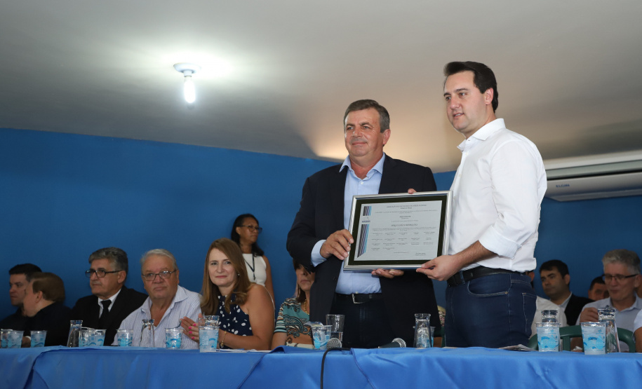 Na solenidade, o governador e o secretário de Desenvolvimento Urbano, João Carlos Ortega, assinaram a autorização para duas licitações. Para Wenceslau Braz, serão repassados R$ 294 mil para aquisição de um caminhão de coleta de lixo. - Pinhalão 22/02/2019 - Foto: Rodrigo Félix Leal/ANPr