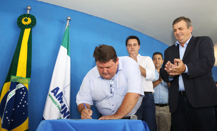 Governador Carlos Massa Ratinho Júnior participa da posse da nova diretoria da Associação dos Municípios do Norte Pioneiro (Amunorpi). O prefeito de Pinhalão, Sérgio Rodrigues é o presidente da Associação. - Pinhalão, 22/01/2019 - Foto: Jaelson Lucas/ANPr