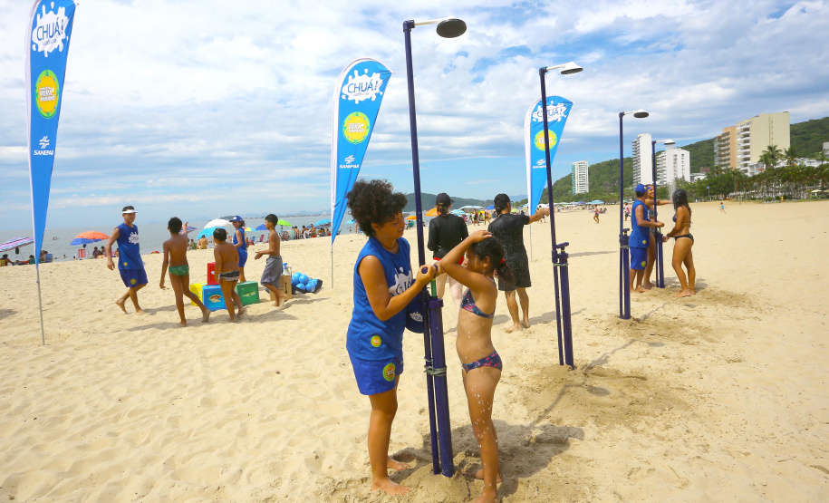 De acordo com balanço da Sanepar de dois meses da Operação Verão, mais de 177 mil veranistas aproveitaram os serviços da empresa oferecidos no Litoral. Os destaques são as atividades de recolhimento de lixo nas areias das praias, as duchas ecológicas, as cadeiras anfíbias para o atendimento de pessoas com mobilidade reduzida e as atividades recreativas. Matinhos,22/12/2018 Foto:Jaelson Lucas / ANPr