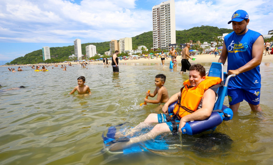 De acordo com balanço da Sanepar de dois meses da Operação Verão, mais de 177 mil veranistas aproveitaram os serviços da empresa oferecidos no Litoral. Os destaques são as atividades de recolhimento de lixo nas areias das praias, as duchas ecológicas, as cadeiras anfíbias para o atendimento de pessoas com mobilidade reduzida e as atividades recreativas. Matinhos,22/12/2018 Foto:Jaelson Lucas / ANPr