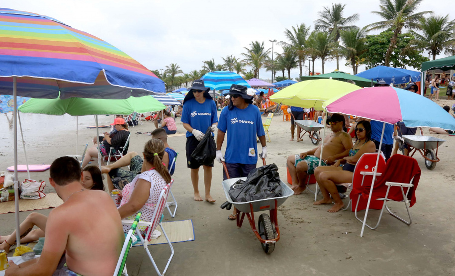 De acordo com balanço da Sanepar de dois meses da Operação Verão, mais de 177 mil veranistas aproveitaram os serviços da empresa oferecidos no Litoral. Os destaques são as atividades de recolhimento de lixo nas areias das praias, as duchas ecológicas, as cadeiras anfíbias para o atendimento de pessoas com mobilidade reduzida e as atividades recreativas. Matinhos,22/12/2018 Foto:Jaelson Lucas / ANPr