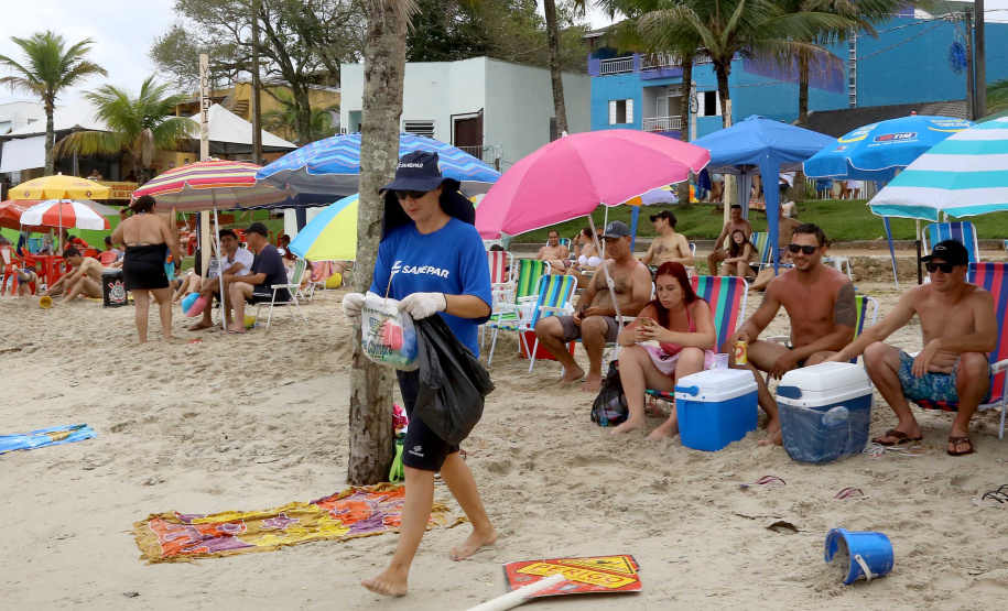 De acordo com balanço da Sanepar de dois meses da Operação Verão, mais de 177 mil veranistas aproveitaram os serviços da empresa oferecidos no Litoral. Os destaques são as atividades de recolhimento de lixo nas areias das praias, as duchas ecológicas, as cadeiras anfíbias para o atendimento de pessoas com mobilidade reduzida e as atividades recreativas. Matinhos,22/12/2018 Foto:Jaelson Lucas / ANPr