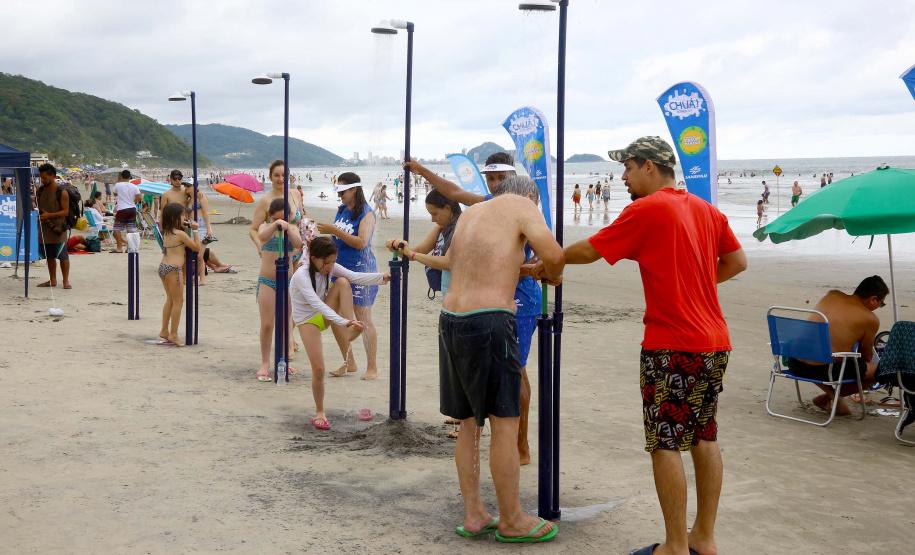 De acordo com balanço da Sanepar de dois meses da Operação Verão, mais de 177 mil veranistas aproveitaram os serviços da empresa oferecidos no Litoral. Os destaques são as atividades de recolhimento de lixo nas areias das praias, as duchas ecológicas, as cadeiras anfíbias para o atendimento de pessoas com mobilidade reduzida e as atividades recreativas. Matinhos,22/12/2018 Foto:Jaelson Lucas / ANPr