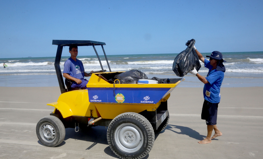 De acordo com balanço da Sanepar de dois meses da Operação Verão, mais de 177 mil veranistas aproveitaram os serviços da empresa oferecidos no Litoral. Os destaques são as atividades de recolhimento de lixo nas areias das praias, as duchas ecológicas, as cadeiras anfíbias para o atendimento de pessoas com mobilidade reduzida e as atividades recreativas. Matinhos,22/12/2018 Foto:Jaelson Lucas / ANPr