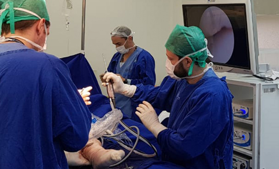 A equipe de Cirurgia do Joelho do Hospital do Trabalhador, em parceria com um cirurgião do Hospital Sacrè Coeur de Montreal (Canadá), fez o primeiro transplante de menisco da instituição e um dos raros casos já feitos no Brasil. Foto: Divulgação/SESA