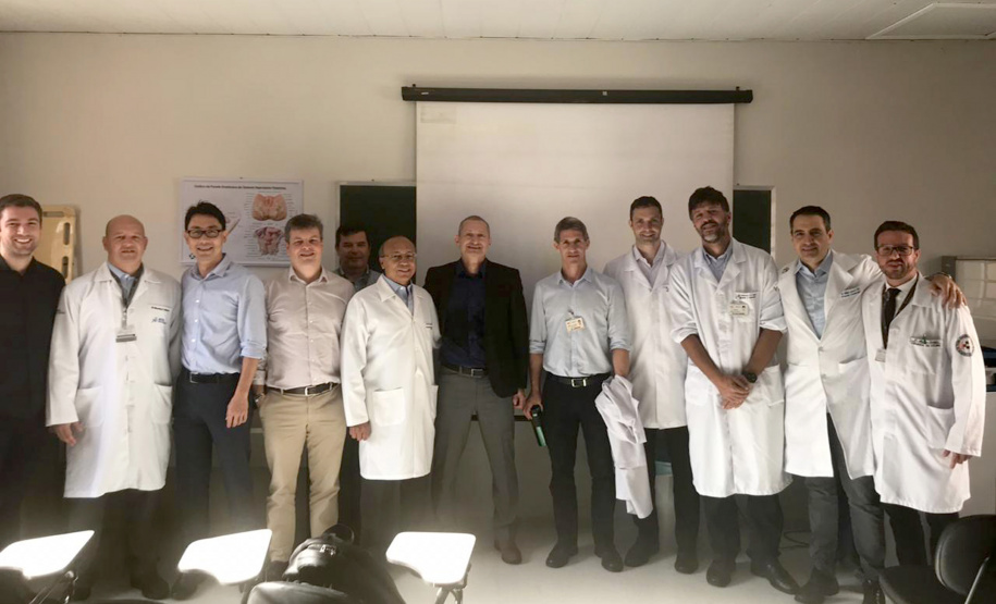 A equipe de Cirurgia do Joelho do Hospital do Trabalhador, em parceria com um cirurgião do Hospital Sacrè Coeur de Montreal (Canadá), fez o primeiro transplante de menisco da instituição e um dos raros casos já feitos no Brasil. Foto: Divulgação/SESA