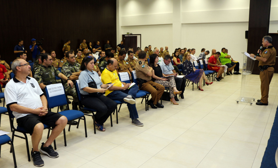 O balanço de 60 dias da Operação Verão Paraná 2018/2019, divulgado nesta sexta-feira (22), aponta a redução de crimes e aumento de atendimento do cidadão nos serviços públicos oferecidos pelo Governo do Estado, em comparação com a temporada anterior. O resultado foi apresentado pelo secretário de Segurança Pública e Administração Penitenciária, Luiz Felipe Kraemer Carbonell, coordenador estadual da Operação Verão.Foto: Soldado Amanda Morais