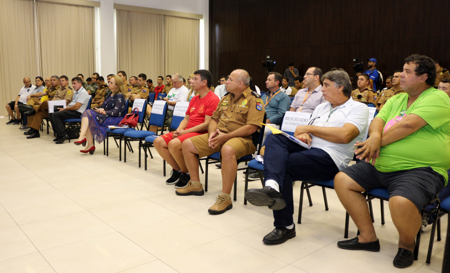 O balanço de 60 dias da Operação Verão Paraná 2018/2019, divulgado nesta sexta-feira (22), aponta a redução de crimes e aumento de atendimento do cidadão nos serviços públicos oferecidos pelo Governo do Estado, em comparação com a temporada anterior. O resultado foi apresentado pelo secretário de Segurança Pública e Administração Penitenciária, Luiz Felipe Kraemer Carbonell, coordenador estadual da Operação Verão.Foto: Soldado Amanda Morais