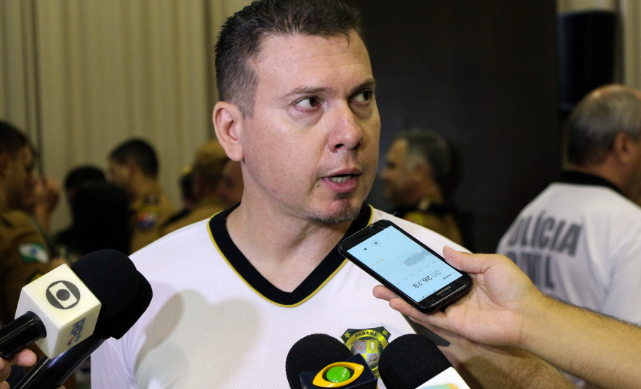 A Polícia Científica, por sua vez, fez 1.017 exames periciais nas bases de Matinhos e Paranaguá, decorrentes dos atendimentos a ocorrências e ao público em geral. O Instituto Médico Legal (IML) fez 479 exames de clínica nesta temporada. “Estamos com todos os exames concluídos, com a atuação de uma equipe de serviço e outra de sobreaviso para que o atendimento seja o mais rápido possível”, explicou o perito criminal Michel Rodrigues.
Foto: Soldado Amanda Morais