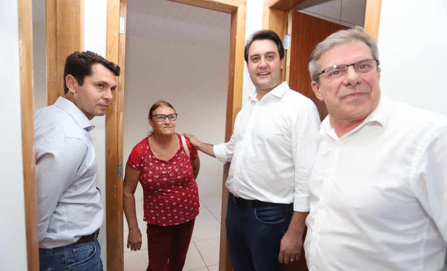 Quarenta e nove famílias de Florestópolis, município da região Norte do Paraná, concretizaram nesta sexta-feira (22) o sonho da casa própria. Elas vão morar no Residencial José Alves dos Santos, inaugurado pelo governador Carlos Massa Ratinho Junior, pelo presidente da Companhia de Habitação do Paraná (Cohapar), Jorge Lange, e o prefeito Nelson Correia Junior. - Florestópolis, 22/01/2019 - Foto: José Fernando Ogura/ANPr