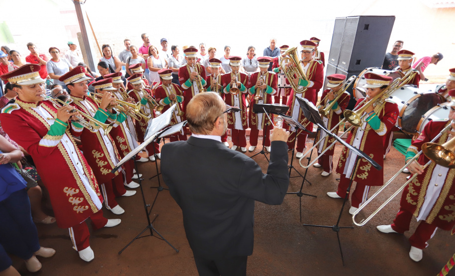 Quarenta e nove famílias de Florestópolis, município da região Norte do Paraná, concretizaram nesta sexta-feira (22) o sonho da casa própria. Elas vão morar no Residencial José Alves dos Santos, inaugurado pelo governador Carlos Massa Ratinho Junior, pelo presidente da Companhia de Habitação do Paraná (Cohapar), Jorge Lange, e o prefeito Nelson Correia Junior. - Florestópolis, 22/01/2019 - Foto: José Fernando Ogura/ANPr