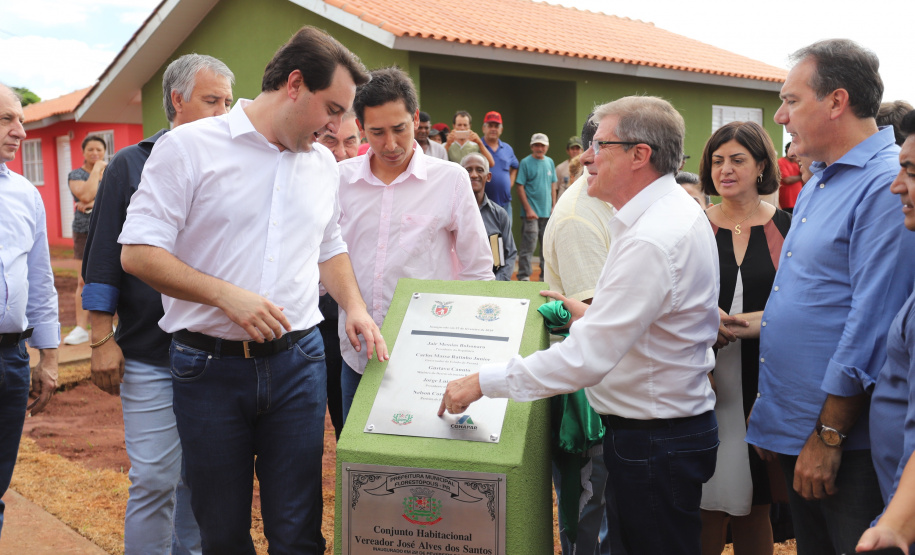 Quarenta e nove famílias de Florestópolis, município da região Norte do Paraná, concretizaram nesta sexta-feira (22) o sonho da casa própria. Elas vão morar no Residencial José Alves dos Santos, inaugurado pelo governador Carlos Massa Ratinho Junior, pelo presidente da Companhia de Habitação do Paraná (Cohapar), Jorge Lange, e o prefeito Nelson Correia Junior. - Florestópolis, 22/01/2019 - Foto: José Fernando Ogura/ANPr