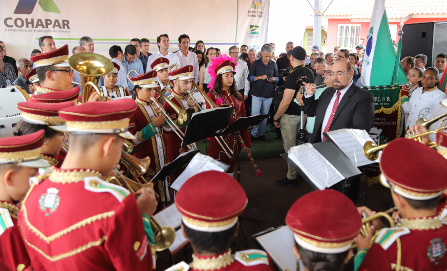 Quarenta e nove famílias de Florestópolis, município da região Norte do Paraná, concretizaram nesta sexta-feira (22) o sonho da casa própria. Elas vão morar no Residencial José Alves dos Santos, inaugurado pelo governador Carlos Massa Ratinho Junior, pelo presidente da Companhia de Habitação do Paraná (Cohapar), Jorge Lange, e o prefeito Nelson Correia Junior. - Florestópolis, 22/01/2019 - Foto: José Fernando Ogura/ANPr