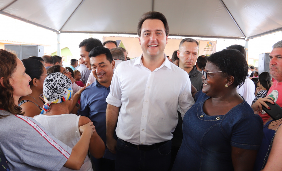 Quarenta e nove famílias de Florestópolis, município da região Norte do Paraná, concretizaram nesta sexta-feira (22) o sonho da casa própria. Elas vão morar no Residencial José Alves dos Santos, inaugurado pelo governador Carlos Massa Ratinho Junior, pelo presidente da Companhia de Habitação do Paraná (Cohapar), Jorge Lange, e o prefeito Nelson Correia Junior. - Florestópolis, 22/01/2019 - Foto: José Fernando Ogura/ANPr