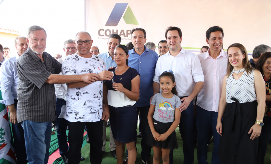 Quarenta e nove famílias de Florestópolis, município da região Norte do Paraná, concretizaram nesta sexta-feira (22) o sonho da casa própria. Elas vão morar no Residencial José Alves dos Santos, inaugurado pelo governador Carlos Massa Ratinho Junior, pelo presidente da Companhia de Habitação do Paraná (Cohapar), Jorge Lange, e o prefeito Nelson Correia Junior. - Florestópolis, 22/01/2019 - Foto: José Fernando Ogura/ANPr