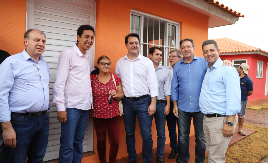 Quarenta e nove famílias de Florestópolis, município da região Norte do Paraná, concretizaram nesta sexta-feira (22) o sonho da casa própria. Elas vão morar no Residencial José Alves dos Santos, inaugurado pelo governador Carlos Massa Ratinho Junior, pelo presidente da Companhia de Habitação do Paraná (Cohapar), Jorge Lange, e o prefeito Nelson Correia Junior. - Florestópolis, 22/01/2019 - Foto: José Fernando Ogura/ANPr