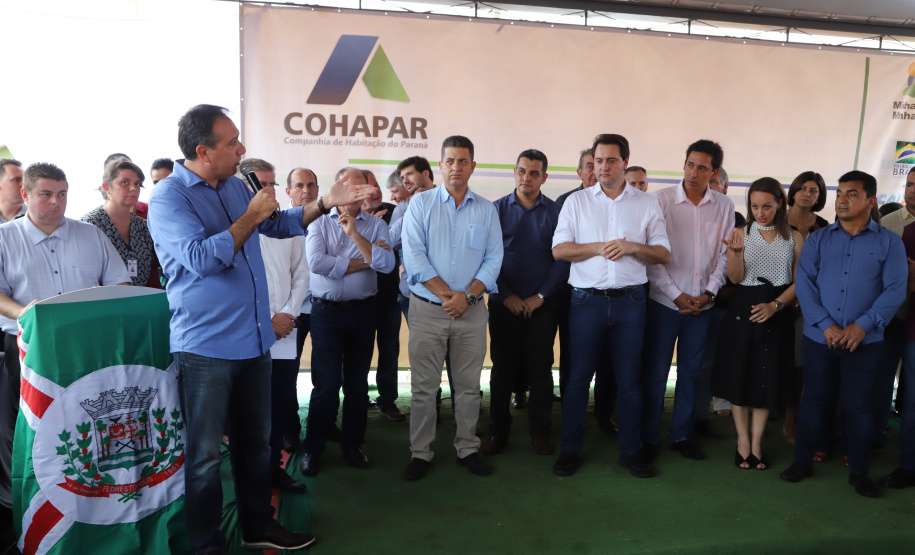 Quarenta e nove famílias de Florestópolis, município da região Norte do Paraná, concretizaram nesta sexta-feira (22) o sonho da casa própria. Elas vão morar no Residencial José Alves dos Santos, inaugurado pelo governador Carlos Massa Ratinho Junior, pelo presidente da Companhia de Habitação do Paraná (Cohapar), Jorge Lange, e o prefeito Nelson Correia Junior. - Florestópolis, 22/01/2019 - Foto: José Fernando Ogura/ANPr