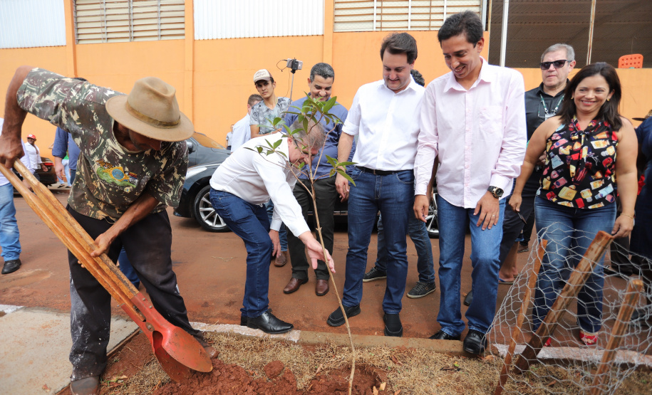Quarenta e nove famílias de Florestópolis, município da região Norte do Paraná, concretizaram nesta sexta-feira (22) o sonho da casa própria. Elas vão morar no Residencial José Alves dos Santos, inaugurado pelo governador Carlos Massa Ratinho Junior, pelo presidente da Companhia de Habitação do Paraná (Cohapar), Jorge Lange, e o prefeito Nelson Correia Junior. - Florestópolis, 22/01/2019 - Foto: José Fernando Ogura/ANPr
