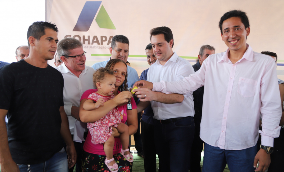 Quarenta e nove famílias de Florestópolis, município da região Norte do Paraná, concretizaram nesta sexta-feira (22) o sonho da casa própria. Elas vão morar no Residencial José Alves dos Santos, inaugurado pelo governador Carlos Massa Ratinho Junior, pelo presidente da Companhia de Habitação do Paraná (Cohapar), Jorge Lange, e o prefeito Nelson Correia Junior. - Florestópolis, 22/01/2019 - Foto: José Fernando Ogura/ANPr