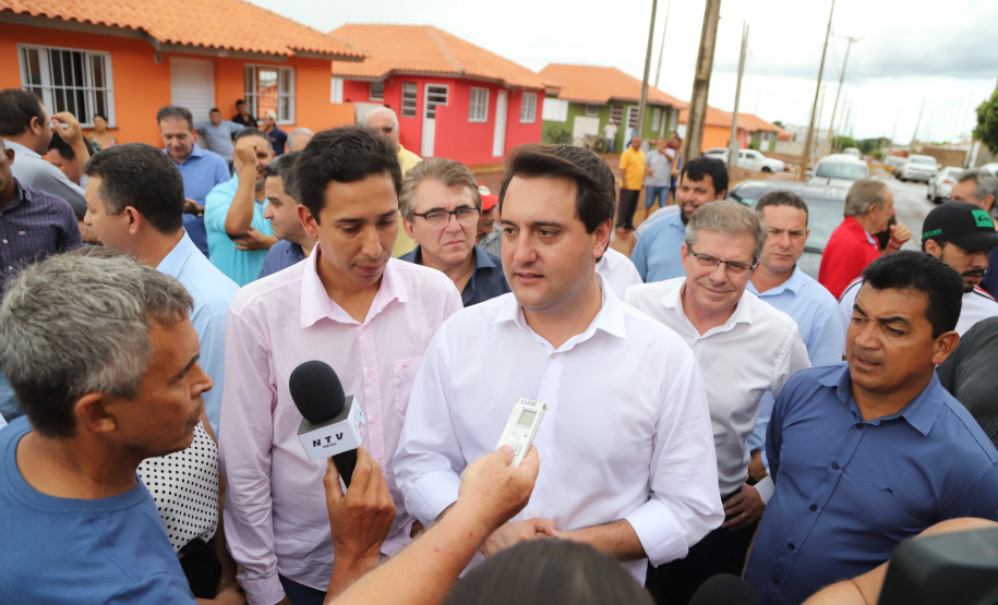 Quarenta e nove famílias de Florestópolis, município da região Norte do Paraná, concretizaram nesta sexta-feira (22) o sonho da casa própria. Elas vão morar no Residencial José Alves dos Santos, inaugurado pelo governador Carlos Massa Ratinho Junior, pelo presidente da Companhia de Habitação do Paraná (Cohapar), Jorge Lange, e o prefeito Nelson Correia Junior. - Florestópolis, 22/01/2019 - Foto: José Fernando Ogura/ANPr