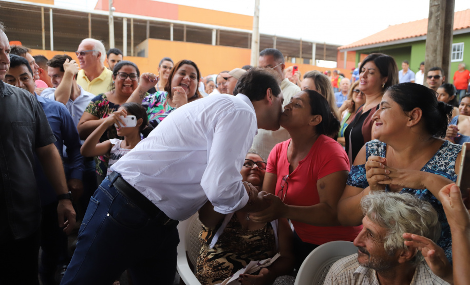 Quarenta e nove famílias de Florestópolis, município da região Norte do Paraná, concretizaram nesta sexta-feira (22) o sonho da casa própria. Elas vão morar no Residencial José Alves dos Santos, inaugurado pelo governador Carlos Massa Ratinho Junior, pelo presidente da Companhia de Habitação do Paraná (Cohapar), Jorge Lange, e o prefeito Nelson Correia Junior. - Florestópolis, 22/01/2019 - Foto: José Fernando Ogura/ANPr