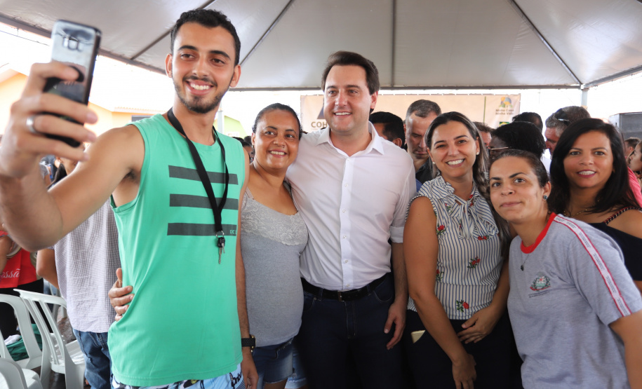 Quarenta e nove famílias de Florestópolis, município da região Norte do Paraná, concretizaram nesta sexta-feira (22) o sonho da casa própria. Elas vão morar no Residencial José Alves dos Santos, inaugurado pelo governador Carlos Massa Ratinho Junior, pelo presidente da Companhia de Habitação do Paraná (Cohapar), Jorge Lange, e o prefeito Nelson Correia Junior. - Florestópolis, 22/01/2019 - Foto: José Fernando Ogura/ANPr