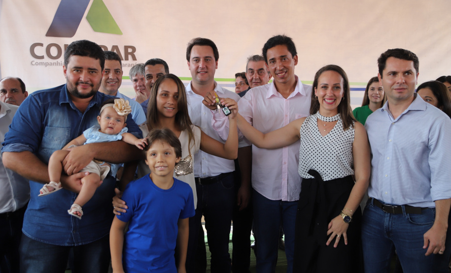 Quarenta e nove famílias de Florestópolis, município da região Norte do Paraná, concretizaram nesta sexta-feira (22) o sonho da casa própria. Elas vão morar no Residencial José Alves dos Santos, inaugurado pelo governador Carlos Massa Ratinho Junior, pelo presidente da Companhia de Habitação do Paraná (Cohapar), Jorge Lange, e o prefeito Nelson Correia Junior. - Florestópolis, 22/01/2019 - Foto: José Fernando Ogura/ANPr