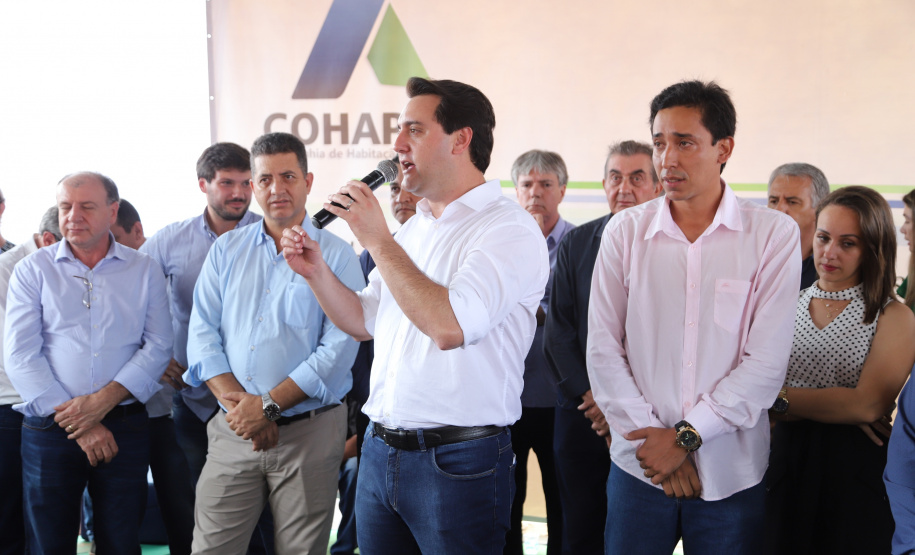 Quarenta e nove famílias de Florestópolis, município da região Norte do Paraná, concretizaram nesta sexta-feira (22) o sonho da casa própria. Elas vão morar no Residencial José Alves dos Santos, inaugurado pelo governador Carlos Massa Ratinho Junior, pelo presidente da Companhia de Habitação do Paraná (Cohapar), Jorge Lange, e o prefeito Nelson Correia Junior. - Florestópolis, 22/01/2019 - Foto: José Fernando Ogura/ANPr