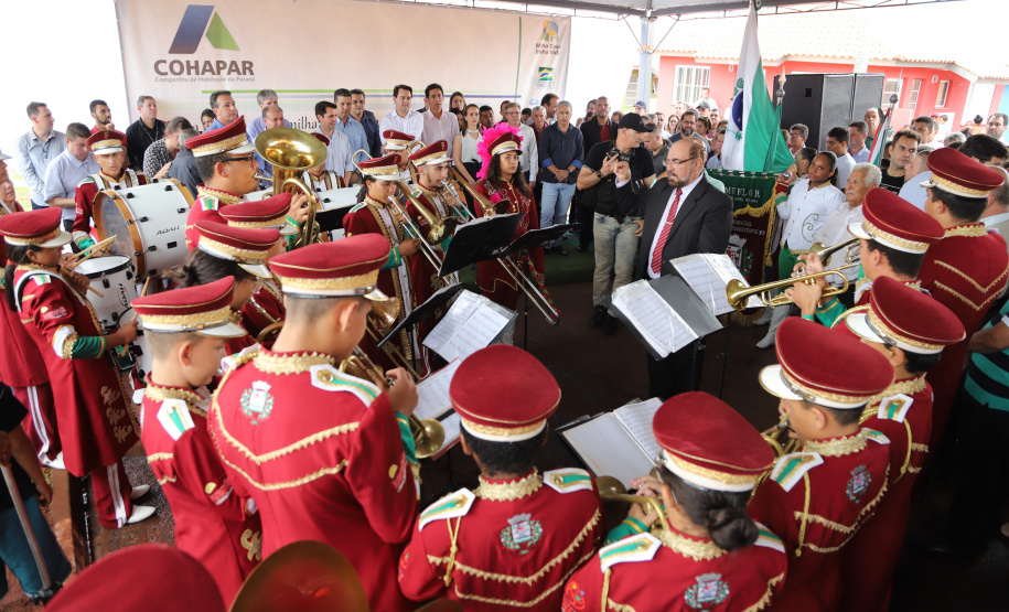 Quarenta e nove famílias de Florestópolis, município da região Norte do Paraná, concretizaram nesta sexta-feira (22) o sonho da casa própria. Elas vão morar no Residencial José Alves dos Santos, inaugurado pelo governador Carlos Massa Ratinho Junior, pelo presidente da Companhia de Habitação do Paraná (Cohapar), Jorge Lange, e o prefeito Nelson Correia Junior. - Florestópolis, 22/01/2019 - Foto: José Fernando Ogura/ANPr