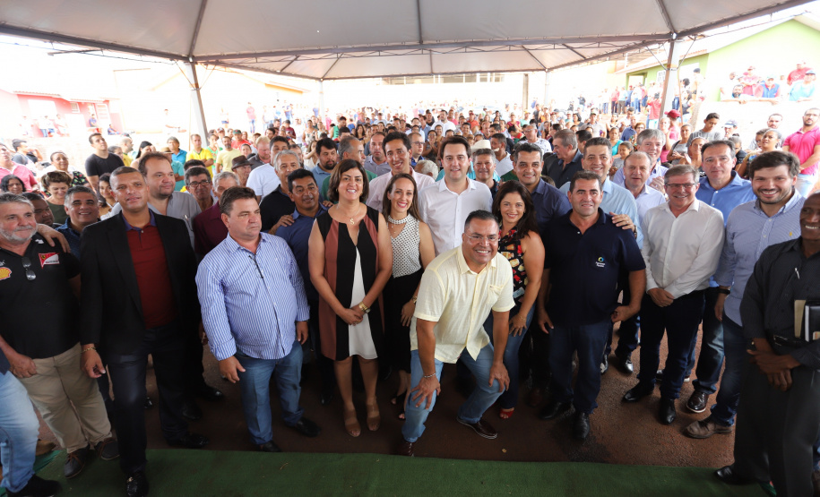 Quarenta e nove famílias de Florestópolis, município da região Norte do Paraná, concretizaram nesta sexta-feira (22) o sonho da casa própria. Elas vão morar no Residencial José Alves dos Santos, inaugurado pelo governador Carlos Massa Ratinho Junior, pelo presidente da Companhia de Habitação do Paraná (Cohapar), Jorge Lange, e o prefeito Nelson Correia Junior. - Florestópolis, 22/01/2019 - Foto: José Fernando Ogura/ANPr
