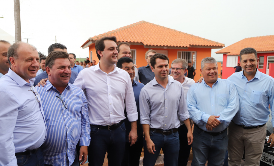 Quarenta e nove famílias de Florestópolis, município da região Norte do Paraná, concretizaram nesta sexta-feira (22) o sonho da casa própria. Elas vão morar no Residencial José Alves dos Santos, inaugurado pelo governador Carlos Massa Ratinho Junior, pelo presidente da Companhia de Habitação do Paraná (Cohapar), Jorge Lange, e o prefeito Nelson Correia Junior. - Florestópolis, 22/01/2019 - Foto: José Fernando Ogura/ANPr