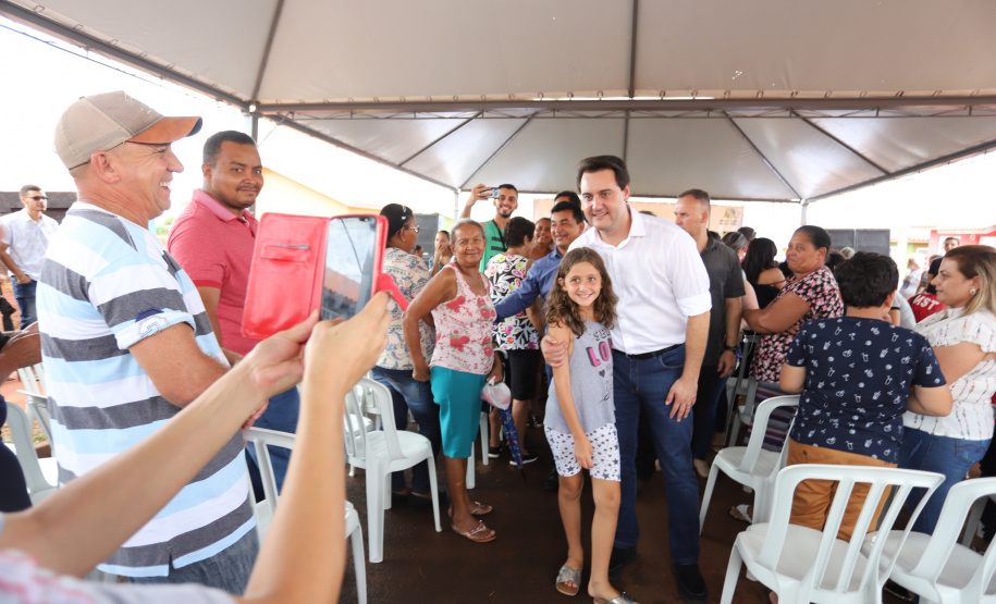 Quarenta e nove famílias de Florestópolis, município da região Norte do Paraná, concretizaram nesta sexta-feira (22) o sonho da casa própria. Elas vão morar no Residencial José Alves dos Santos, inaugurado pelo governador Carlos Massa Ratinho Junior, pelo presidente da Companhia de Habitação do Paraná (Cohapar), Jorge Lange, e o prefeito Nelson Correia Junior. - Florestópolis, 22/01/2019 - Foto: José Fernando Ogura/ANPr
