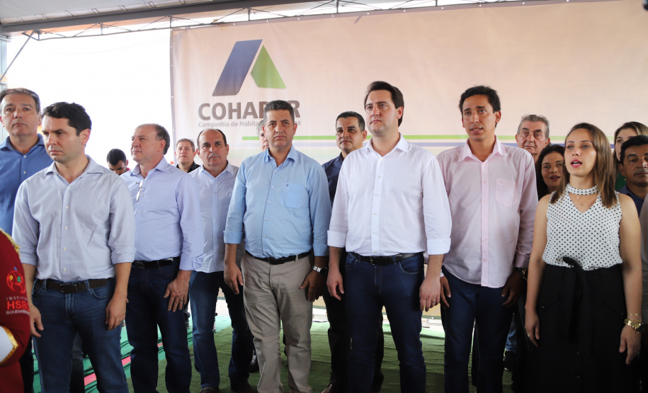 Quarenta e nove famílias de Florestópolis, município da região Norte do Paraná, concretizaram nesta sexta-feira (22) o sonho da casa própria. Elas vão morar no Residencial José Alves dos Santos, inaugurado pelo governador Carlos Massa Ratinho Junior, pelo presidente da Companhia de Habitação do Paraná (Cohapar), Jorge Lange, e o prefeito Nelson Correia Junior. - Florestópolis, 22/01/2019 - Foto: José Fernando Ogura/ANPr