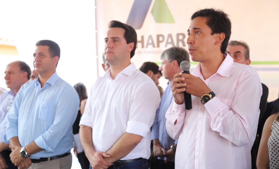 Quarenta e nove famílias de Florestópolis, município da região Norte do Paraná, concretizaram nesta sexta-feira (22) o sonho da casa própria. Elas vão morar no Residencial José Alves dos Santos, inaugurado pelo governador Carlos Massa Ratinho Junior, pelo presidente da Companhia de Habitação do Paraná (Cohapar), Jorge Lange, e o prefeito Nelson Correia Junior. - Florestópolis, 22/01/2019 - Foto: José Fernando Ogura/ANPr