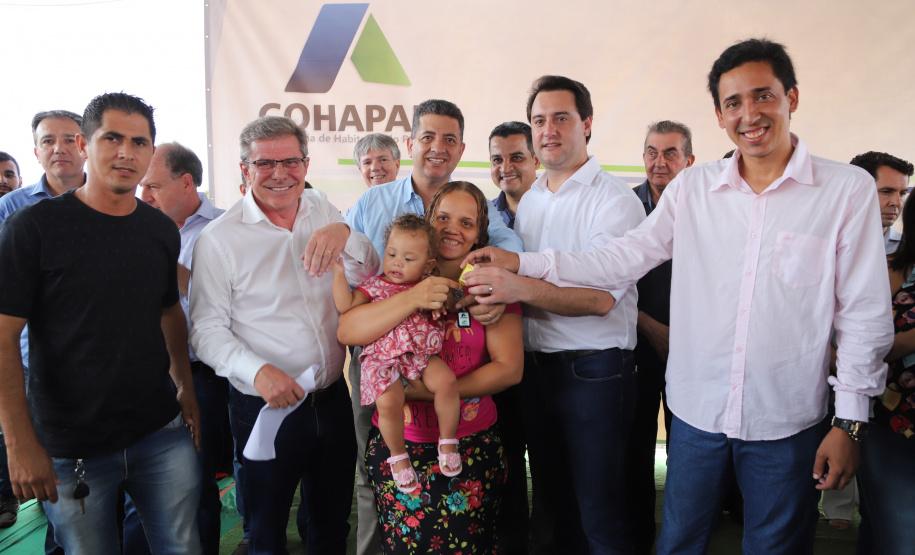 Quarenta e nove famílias de Florestópolis, município da região Norte do Paraná, concretizaram nesta sexta-feira (22) o sonho da casa própria. Elas vão morar no Residencial José Alves dos Santos, inaugurado pelo governador Carlos Massa Ratinho Junior, pelo presidente da Companhia de Habitação do Paraná (Cohapar), Jorge Lange, e o prefeito Nelson Correia Junior. - Florestópolis, 22/01/2019 - Foto: José Fernando Ogura/ANPr