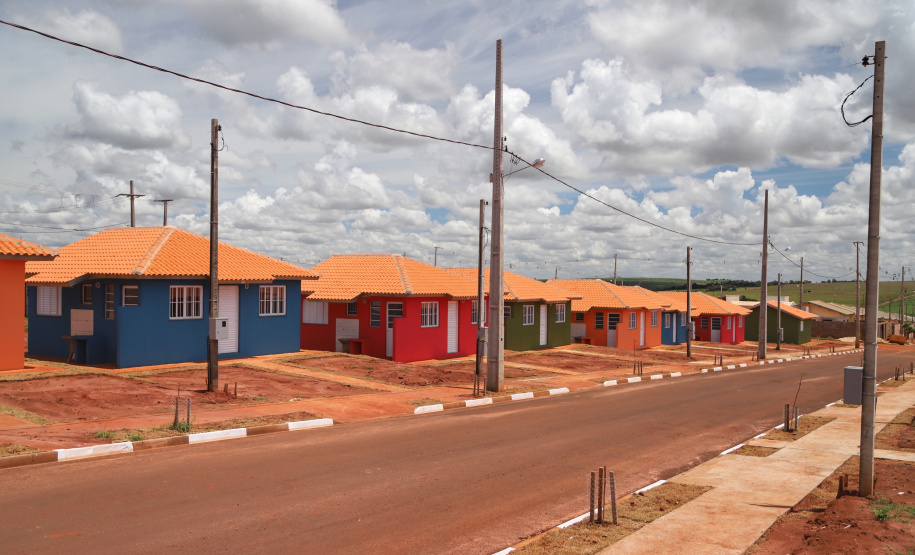 Quarenta e nove famílias de Florestópolis, município da região Norte do Paraná, concretizaram nesta sexta-feira (22) o sonho da casa própria. Elas vão morar no Residencial José Alves dos Santos, inaugurado pelo governador Carlos Massa Ratinho Junior, pelo presidente da Companhia de Habitação do Paraná (Cohapar), Jorge Lange, e o prefeito Nelson Correia Junior. - Florestópolis, 22/01/2019 - Foto: José Fernando Ogura/ANPr