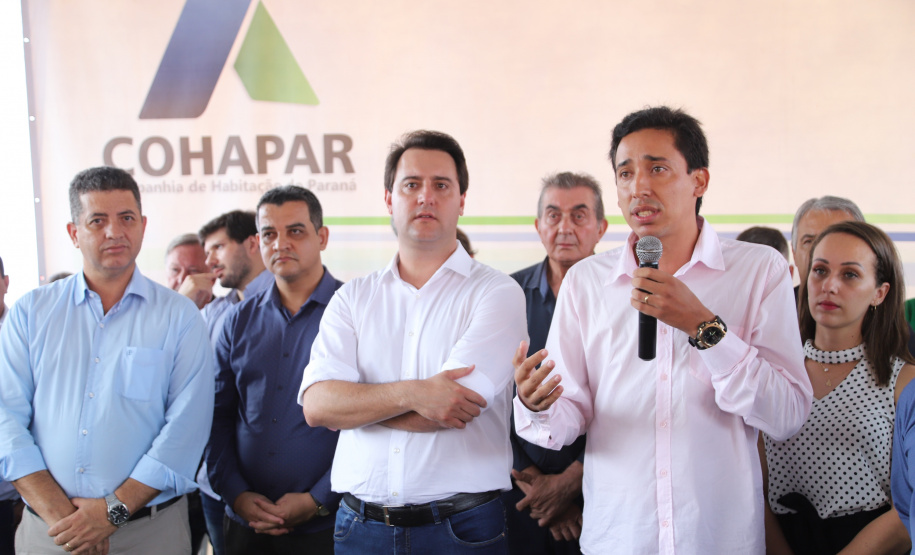 Quarenta e nove famílias de Florestópolis, município da região Norte do Paraná, concretizaram nesta sexta-feira (22) o sonho da casa própria. Elas vão morar no Residencial José Alves dos Santos, inaugurado pelo governador Carlos Massa Ratinho Junior, pelo presidente da Companhia de Habitação do Paraná (Cohapar), Jorge Lange, e o prefeito Nelson Correia Junior. - Florestópolis, 22/01/2019 - Foto: José Fernando Ogura/ANPr