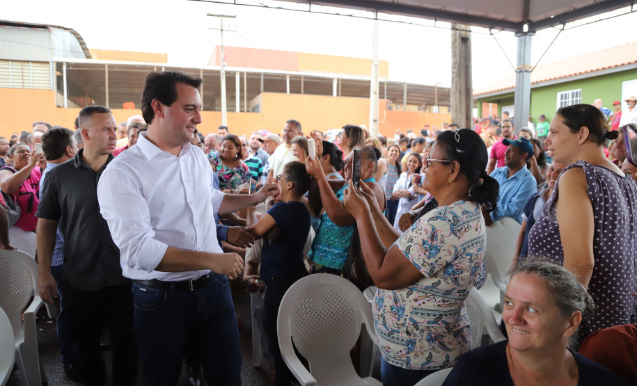 Quarenta e nove famílias de Florestópolis, município da região Norte do Paraná, concretizaram nesta sexta-feira (22) o sonho da casa própria. Elas vão morar no Residencial José Alves dos Santos, inaugurado pelo governador Carlos Massa Ratinho Junior, pelo presidente da Companhia de Habitação do Paraná (Cohapar), Jorge Lange, e o prefeito Nelson Correia Junior. - Florestópolis, 22/01/2019 - Foto: José Fernando Ogura/ANPr