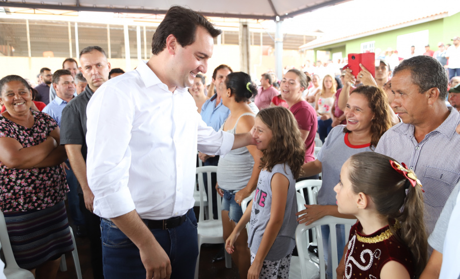 Quarenta e nove famílias de Florestópolis, município da região Norte do Paraná, concretizaram nesta sexta-feira (22) o sonho da casa própria. Elas vão morar no Residencial José Alves dos Santos, inaugurado pelo governador Carlos Massa Ratinho Junior, pelo presidente da Companhia de Habitação do Paraná (Cohapar), Jorge Lange, e o prefeito Nelson Correia Junior. - Florestópolis, 22/01/2019 - Foto: José Fernando Ogura/ANPr