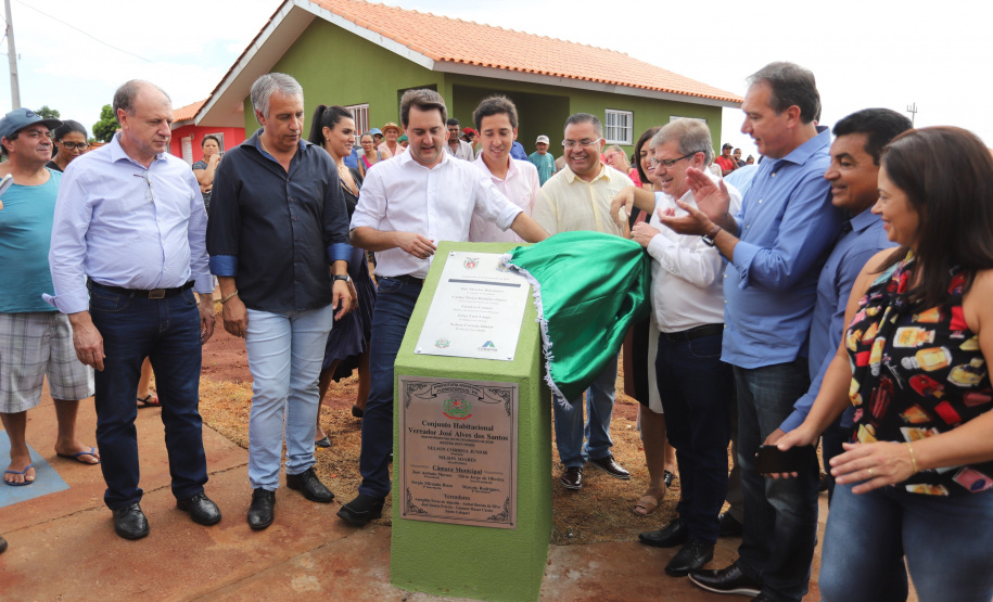 Quarenta e nove famílias de Florestópolis, município da região Norte do Paraná, concretizaram nesta sexta-feira (22) o sonho da casa própria. Elas vão morar no Residencial José Alves dos Santos, inaugurado pelo governador Carlos Massa Ratinho Junior, pelo presidente da Companhia de Habitação do Paraná (Cohapar), Jorge Lange, e o prefeito Nelson Correia Junior. - Florestópolis, 22/01/2019 - Foto: José Fernando Ogura/ANPr