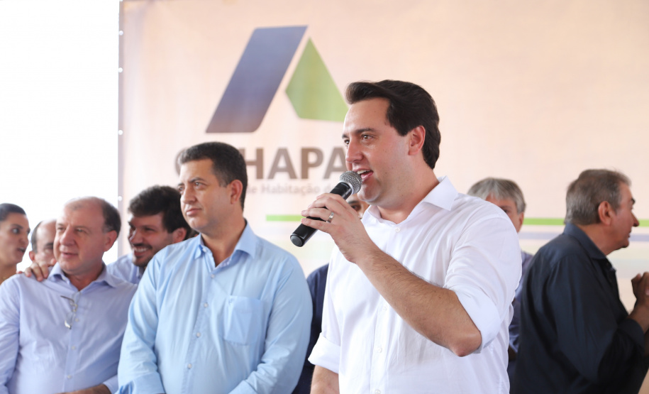 Quarenta e nove famílias de Florestópolis, município da região Norte do Paraná, concretizaram nesta sexta-feira (22) o sonho da casa própria. Elas vão morar no Residencial José Alves dos Santos, inaugurado pelo governador Carlos Massa Ratinho Junior, pelo presidente da Companhia de Habitação do Paraná (Cohapar), Jorge Lange, e o prefeito Nelson Correia Junior. - Florestópolis, 22/01/2019 - Foto: José Fernando Ogura/ANPr