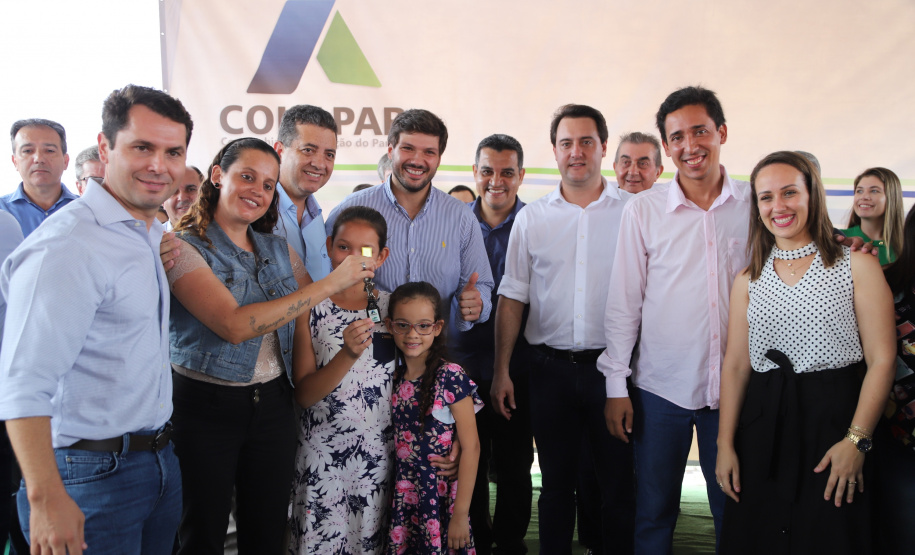 Quarenta e nove famílias de Florestópolis, município da região Norte do Paraná, concretizaram nesta sexta-feira (22) o sonho da casa própria. Elas vão morar no Residencial José Alves dos Santos, inaugurado pelo governador Carlos Massa Ratinho Junior, pelo presidente da Companhia de Habitação do Paraná (Cohapar), Jorge Lange, e o prefeito Nelson Correia Junior. - Florestópolis, 22/01/2019 - Foto: José Fernando Ogura/ANPr