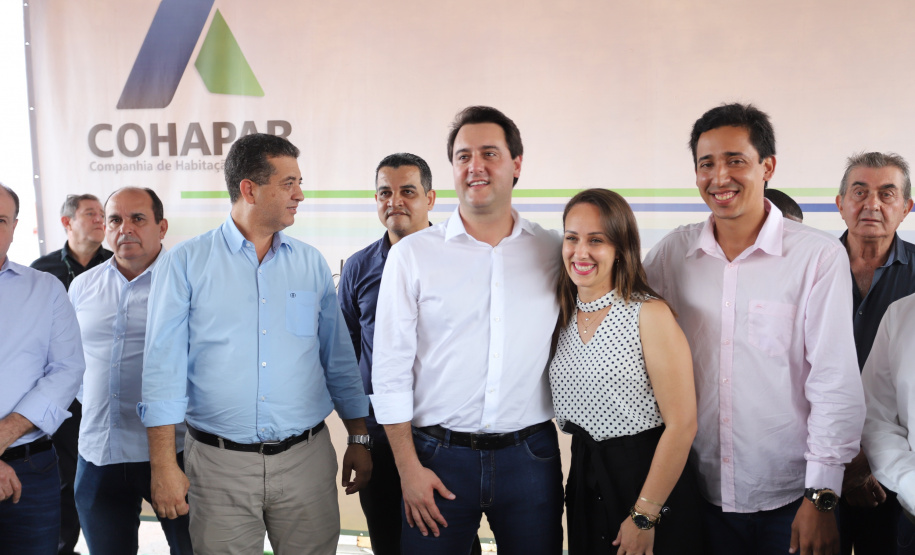 Quarenta e nove famílias de Florestópolis, município da região Norte do Paraná, concretizaram nesta sexta-feira (22) o sonho da casa própria. Elas vão morar no Residencial José Alves dos Santos, inaugurado pelo governador Carlos Massa Ratinho Junior, pelo presidente da Companhia de Habitação do Paraná (Cohapar), Jorge Lange, e o prefeito Nelson Correia Junior. - Florestópolis, 22/01/2019 - Foto: José Fernando Ogura/ANPr