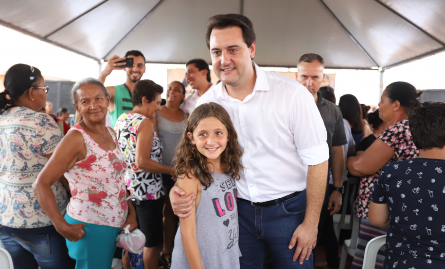 Quarenta e nove famílias de Florestópolis, município da região Norte do Paraná, concretizaram nesta sexta-feira (22) o sonho da casa própria. Elas vão morar no Residencial José Alves dos Santos, inaugurado pelo governador Carlos Massa Ratinho Junior, pelo presidente da Companhia de Habitação do Paraná (Cohapar), Jorge Lange, e o prefeito Nelson Correia Junior. - Florestópolis, 22/01/2019 - Foto: José Fernando Ogura/ANPr