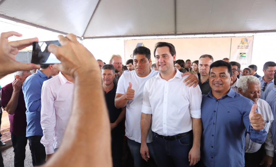 Quarenta e nove famílias de Florestópolis, município da região Norte do Paraná, concretizaram nesta sexta-feira (22) o sonho da casa própria. Elas vão morar no Residencial José Alves dos Santos, inaugurado pelo governador Carlos Massa Ratinho Junior, pelo presidente da Companhia de Habitação do Paraná (Cohapar), Jorge Lange, e o prefeito Nelson Correia Junior. - Florestópolis, 22/01/2019 - Foto: José Fernando Ogura/ANPr