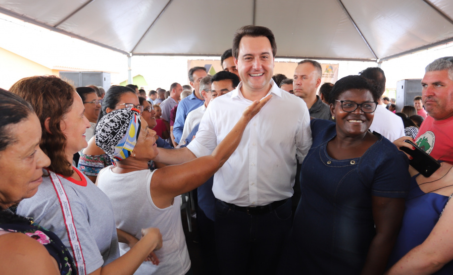 Quarenta e nove famílias de Florestópolis, município da região Norte do Paraná, concretizaram nesta sexta-feira (22) o sonho da casa própria. Elas vão morar no Residencial José Alves dos Santos, inaugurado pelo governador Carlos Massa Ratinho Junior, pelo presidente da Companhia de Habitação do Paraná (Cohapar), Jorge Lange, e o prefeito Nelson Correia Junior. - Florestópolis, 22/01/2019 - Foto: José Fernando Ogura/ANPr