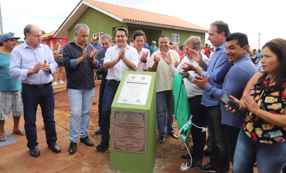 Quarenta e nove famílias de Florestópolis, município da região Norte do Paraná, concretizaram nesta sexta-feira (22) o sonho da casa própria. Elas vão morar no Residencial José Alves dos Santos, inaugurado pelo governador Carlos Massa Ratinho Junior, pelo presidente da Companhia de Habitação do Paraná (Cohapar), Jorge Lange, e o prefeito Nelson Correia Junior. - Florestópolis, 22/01/2019 - Foto: José Fernando Ogura/ANPr